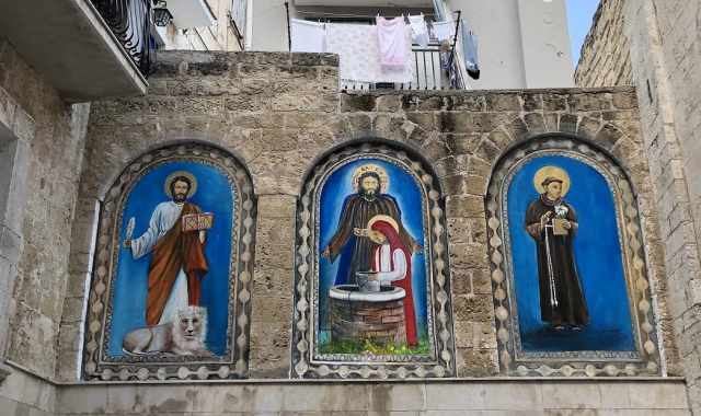 Bari, San Marco dei Veneziani si rif il look: restaurati i dipinti all'ingresso della chiesa